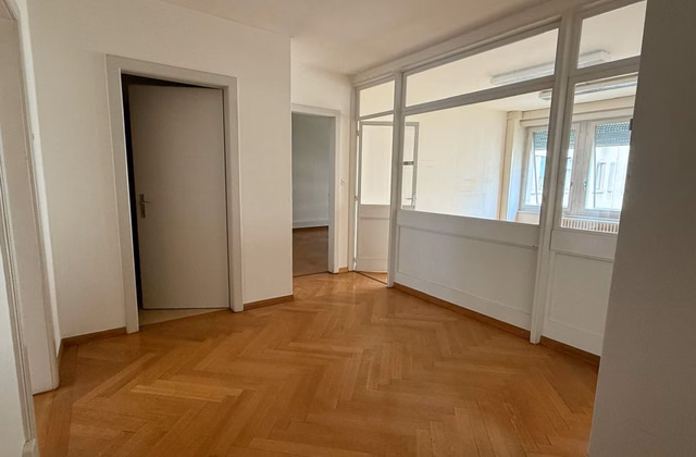 116 m2 office for rent next to the station