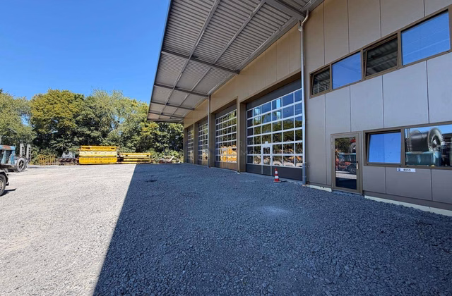 Newly built hall with 11.40 m height and mezzanine