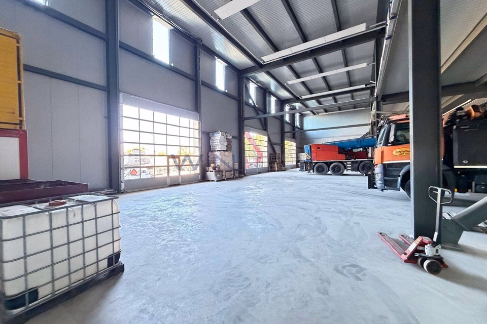 Newly built hall with 11.40 m height and mezzanine, 1566 Saint-Aubin, Fribourg, CH
