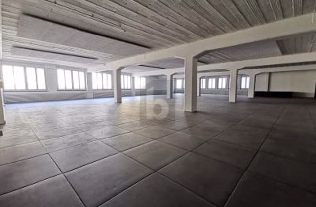 CENTRAL LOCATION, MANY POSSIBLE USES