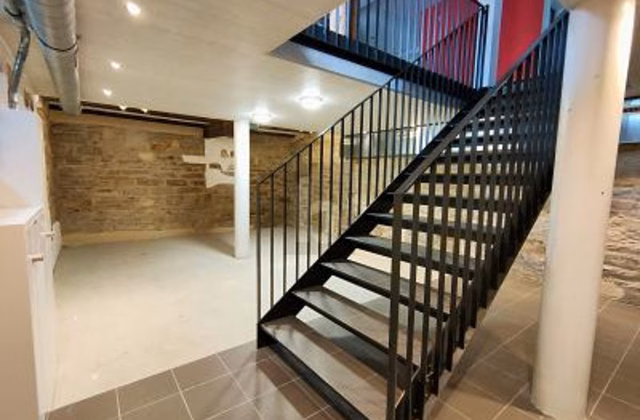 Ideal for hairdresser or beauty salon, central