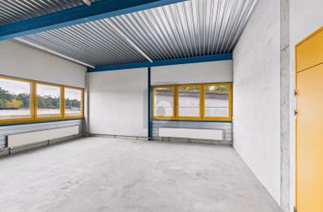 WITH LARGE GOODS LIFT (6 m2) AT MOTORWAY JUNCTION