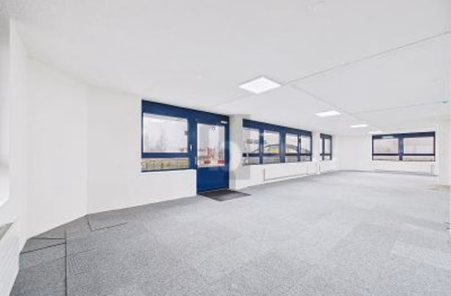 BRIGHT SHOWROOM IN PRIME LOCATION