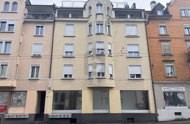 IN PRIME LOCATION WITH LARGE SHOP WINDOW