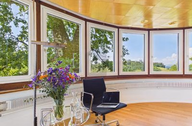 CREATIVE OASIS IN GREEN SURROUNDINGS AND YET CENTRAL