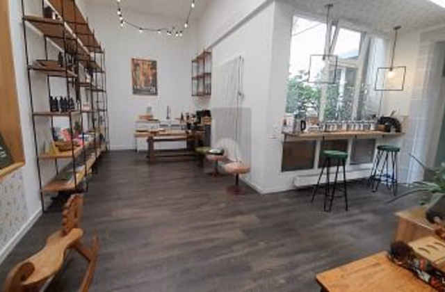 BRIGHT AND MODERN COMMERCIAL SPACE