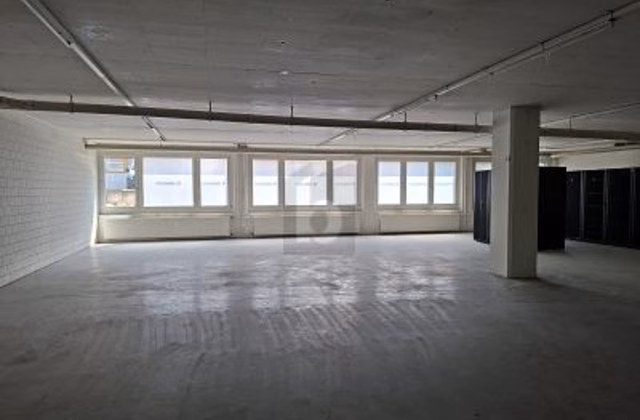 AFFORDABLE STORAGE SPACE WITH LIFT