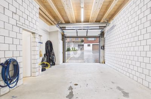 Flexible storage space and/or workshop