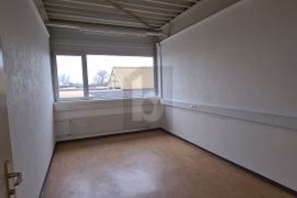 SPACIOUS, IN AN INDUSTRIAL AREA, 2800 Delémont, Jura, CH