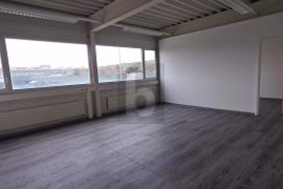 SPACIOUS, IN AN INDUSTRIAL AREA, 2800 Delémont, Jura, CH