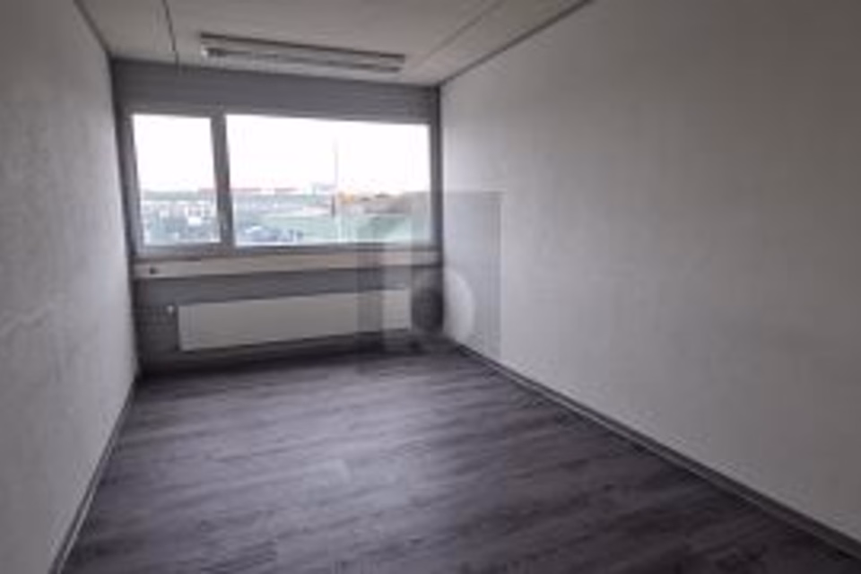 SPACIOUS, IN AN INDUSTRIAL AREA, 2800 Delémont, Jura, CH