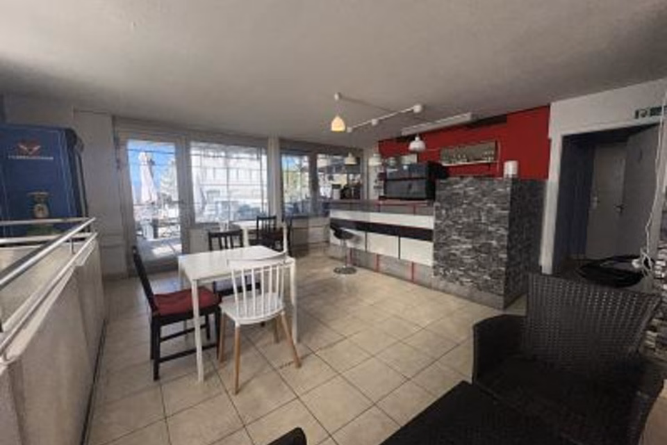 CHARMING AND CENTRAL WITH A LOYAL REGULAR CLIENTELE, 1004 Lausanne, Vaud, CH