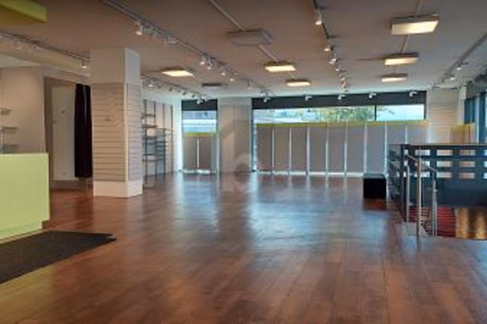 IN THE HEART OF THE TOWN CENTRE, 3232 Ins, Bern, CH