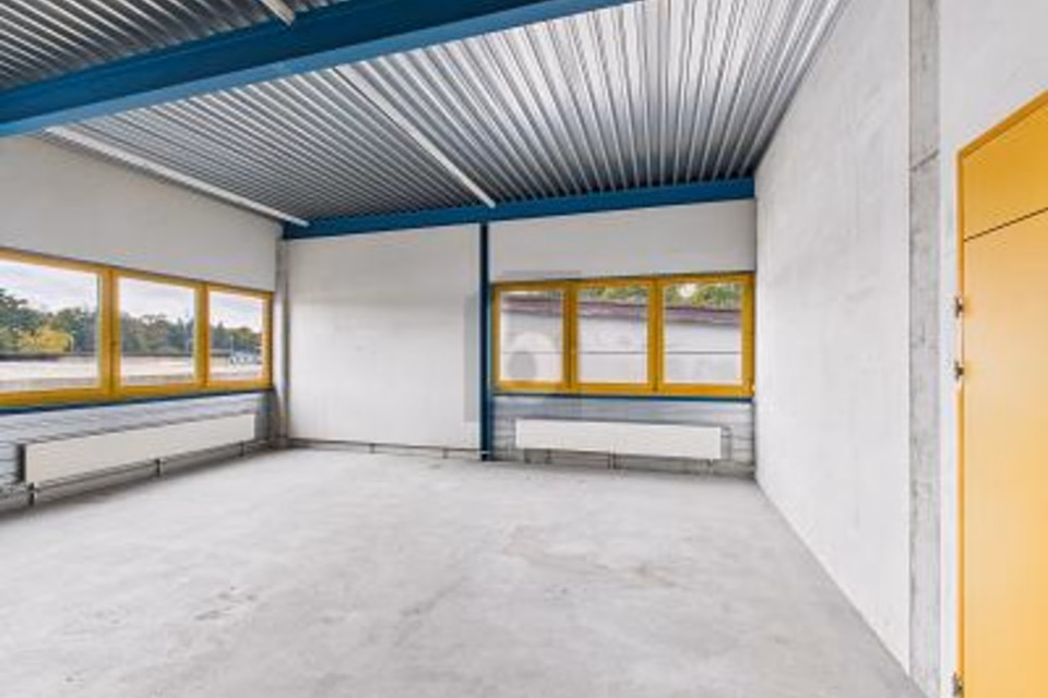 WITH LARGE GOODS LIFT (6 m2) AT MOTORWAY JUNCTION, 6033 Buchrain, Lucerne, CH
