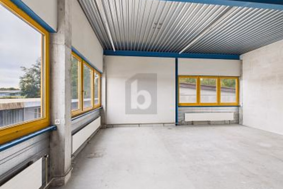WITH LARGE GOODS LIFT (6 m2) AT MOTORWAY JUNCTION, 6033 Buchrain, Lucerne, CH