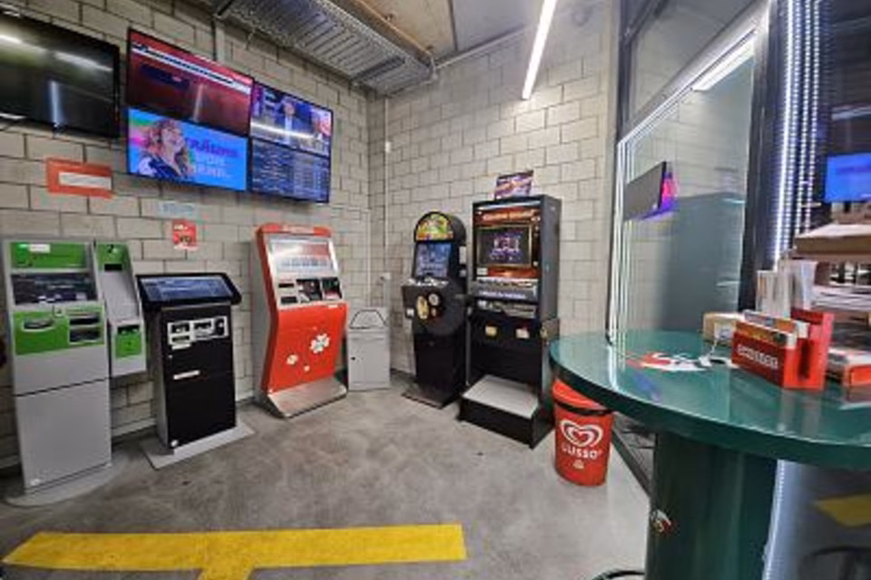 ATTRACTIVE & HIGH-REVENUE LOCATION AT THE TRAIN STATION, 8600 Dübendorf, Zurich, CH