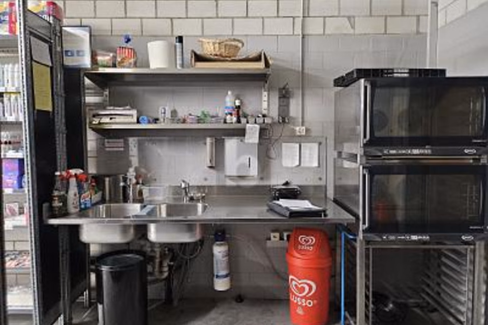 ATTRACTIVE & HIGH-REVENUE LOCATION AT THE TRAIN STATION, 8600 Dübendorf, Zurich, CH