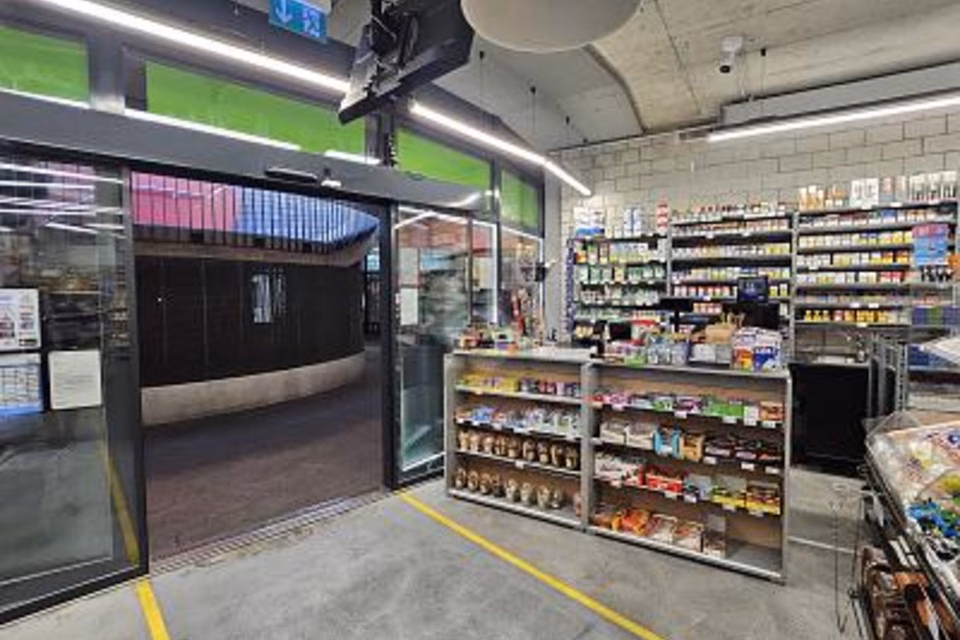 ATTRACTIVE & HIGH-REVENUE LOCATION AT THE TRAIN STATION, 8600 Dübendorf, Zurich, CH