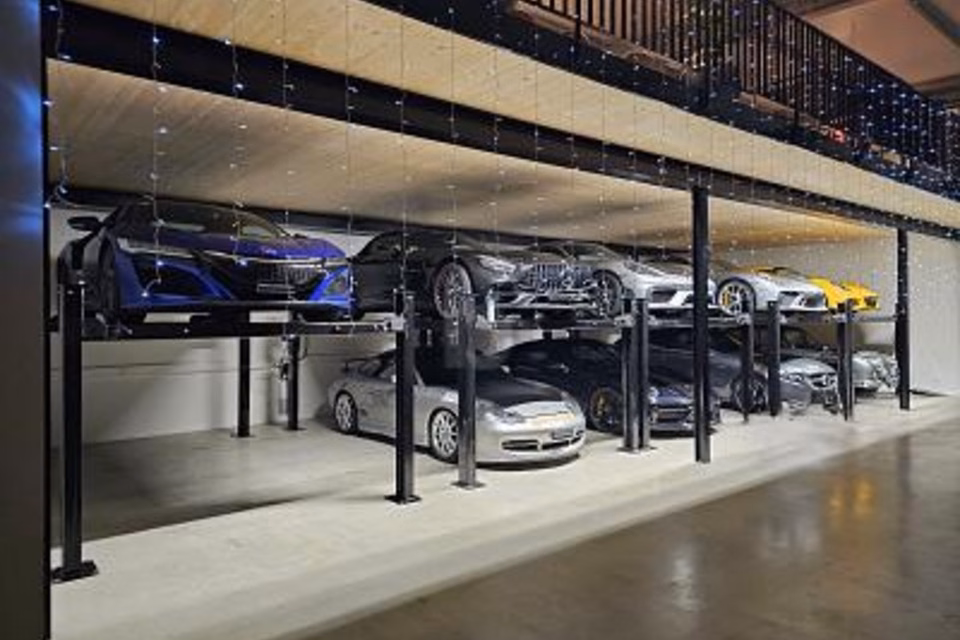 CAR HOTEL 25 MIN FROM ZURICH AIRPORT, 8194 Hüntwangen, Zurich, CH