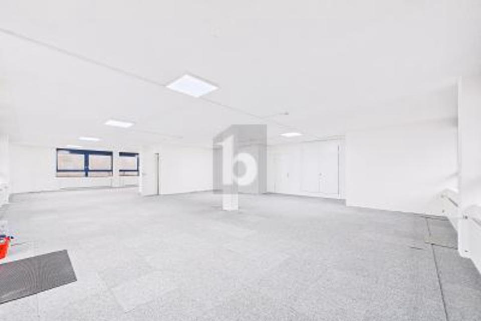 BRIGHT SHOWROOM IN PRIME LOCATION, 4528 Zuchwil, Solothurn, CH