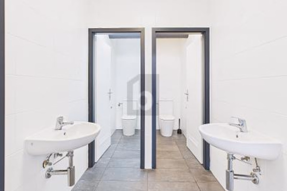 BRIGHT SHOWROOM IN PRIME LOCATION, 4528 Zuchwil, Solothurn, CH