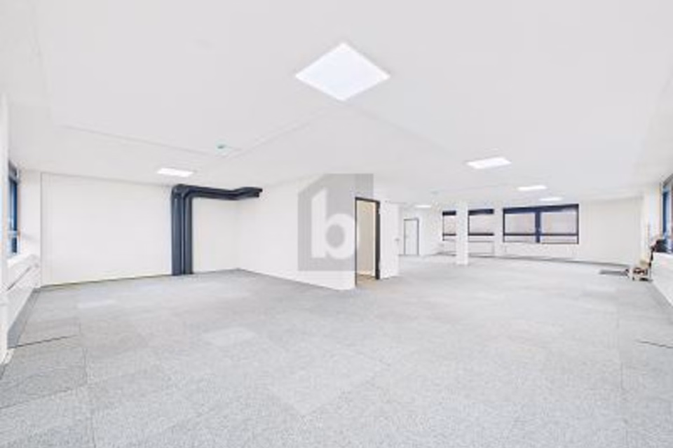 BRIGHT SHOWROOM IN PRIME LOCATION, 4528 Zuchwil, Solothurn, CH
