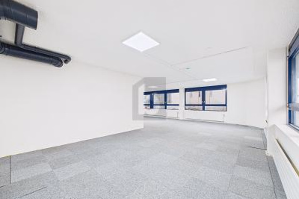 BRIGHT SHOWROOM IN PRIME LOCATION, 4528 Zuchwil, Solothurn, CH