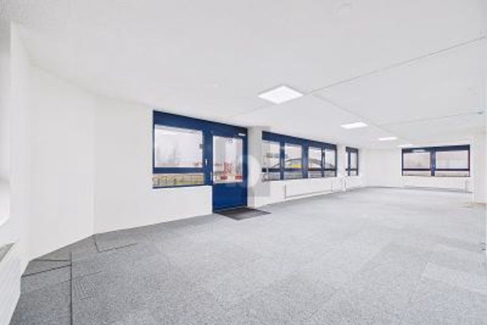 BRIGHT SHOWROOM IN PRIME LOCATION, 4528 Zuchwil, Solothurn, CH