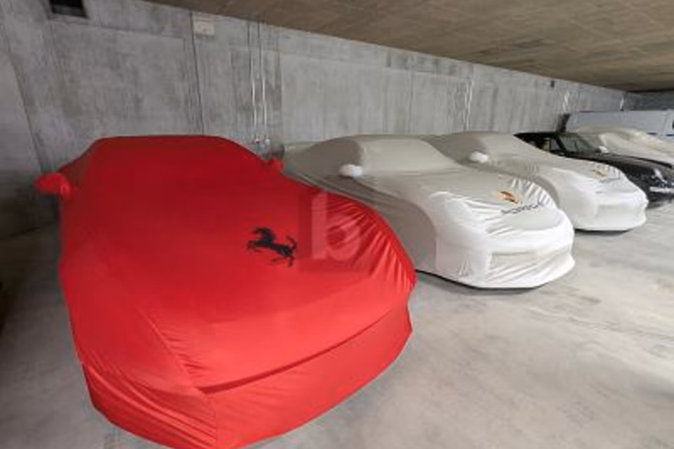 CAR HOTEL 25 MIN FROM ZURICH AIRPORT, 8194 Hüntwangen, Zurich, CH