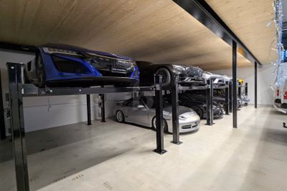 CAR HOTEL 25 MIN FROM ZURICH AIRPORT, 8194 Hüntwangen, Zurich, CH