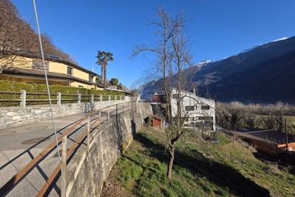 In a quiet, sunny location with a view, 6525 Gnosca, Ticino, CH