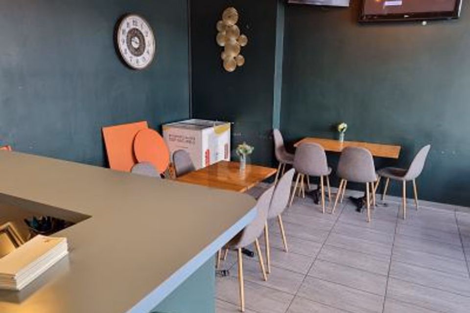 CAFE BAR IN THE ST-ROCH NEIGHBOURHOOD !, 1004 Lausanne, Vaud, CH