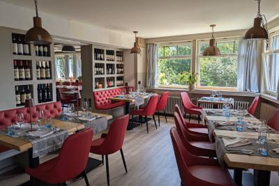 Restaurant with terrace and two apartments, 8700 Küsnacht ZH, Zurich, CH