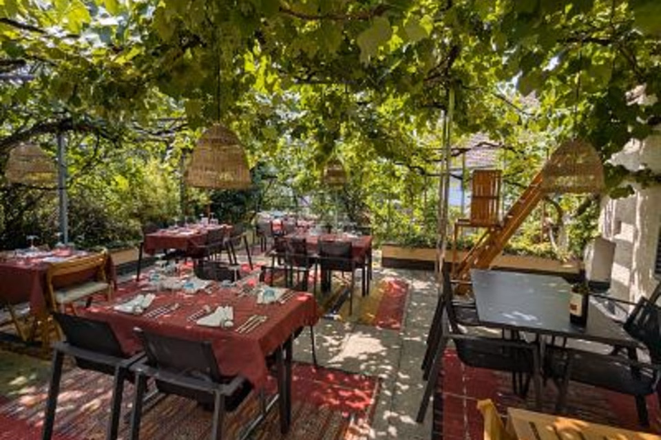 Restaurant with terrace and two apartments, 8700 Küsnacht ZH, Zurich, CH
