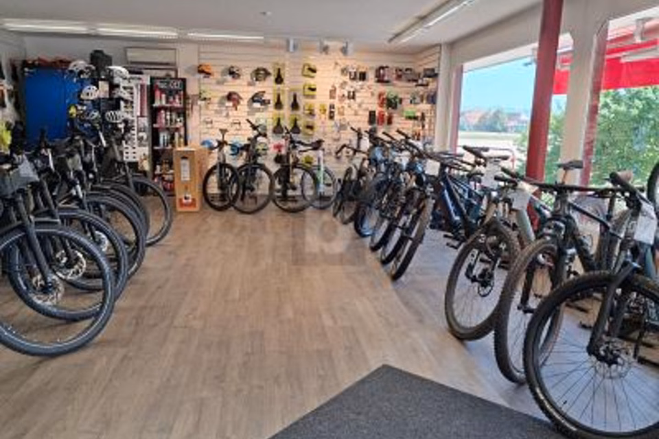 CENTRAL, VISIBLE AND VERSATILE, 3123 Belp, Bern, CH