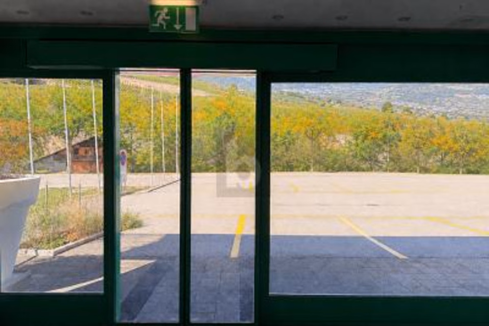 STRATEGIC LOCATION AND FLEXIBLE SPACES, 1958 Uvrier, Valais/Wallis, CH