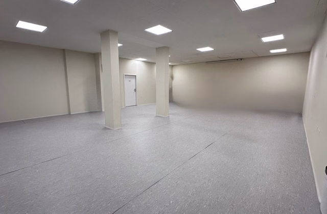 Spacious office/studio and/or retail premises on Wasgenring