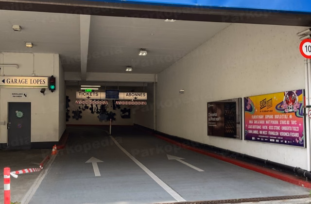 Parking space at Mon-Repos
