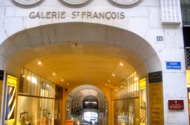 Shop window for rent at Galerie Saint-François