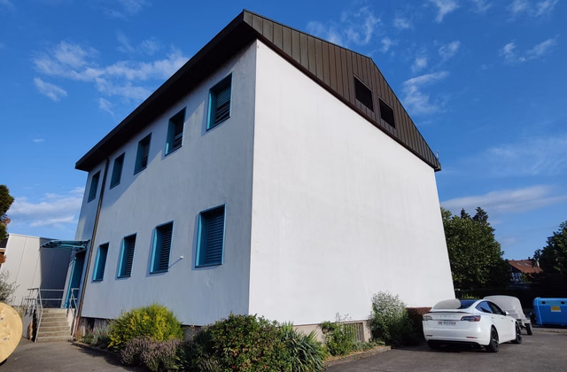 Central commercial space in Brügg BE