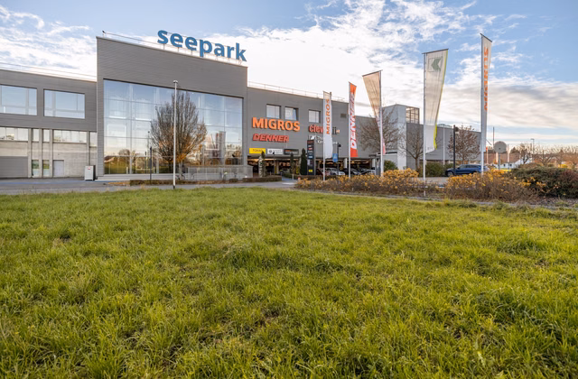 Attractive rental unit on the 2nd floor of the Seepark shopping centre