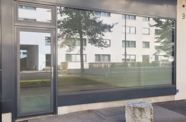 Attractive commercial space on the ground floor – ideal for retail, office or showroom