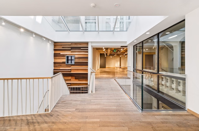 Superb retail unit on Rue de Bourg