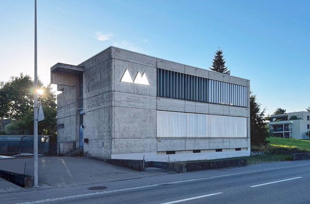 Light-filled, versatile commercial space/office in a central location