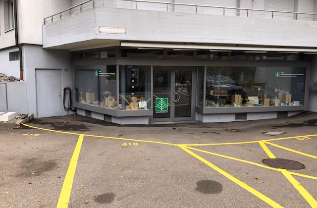 Retail unit approx. 68 m2 with shop window frontage and showroom/storage in the basement