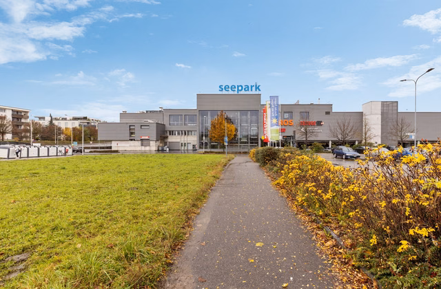 Attractive rental unit on the 2nd floor of the Seepark shopping centre