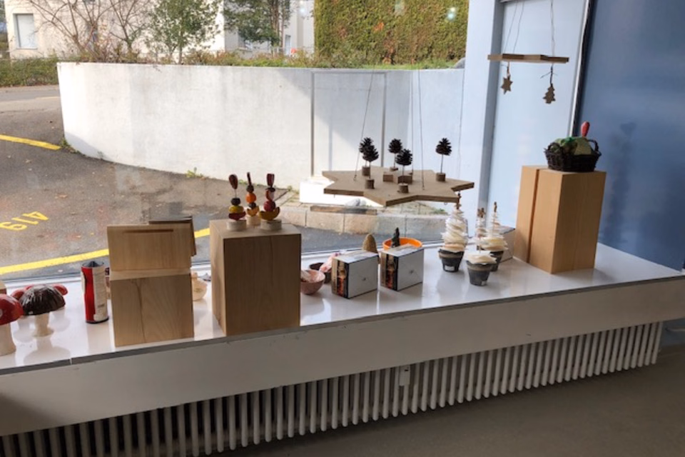 Retail unit approx. 68 m2 with shop window frontage and showroom/storage in the basement, Rütiwiesenstr., 8136 Gattikon, Zurich, CH