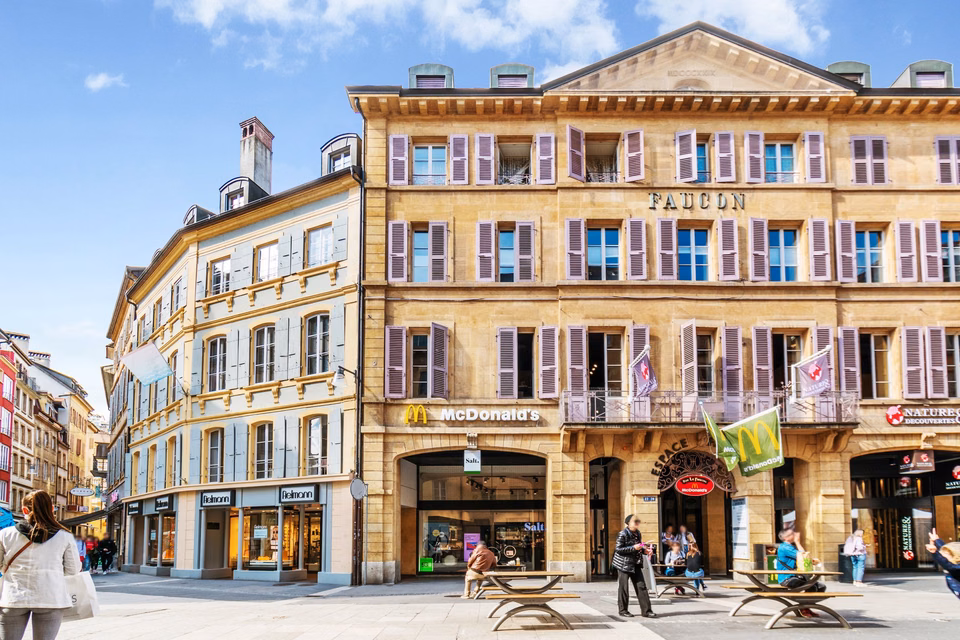 In the heart of the pedestrian zone, Rue de l'Hôpital, 2000 Neuchâtel, Neuchâtel, CH