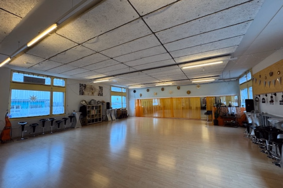Spacious and affordable commercial space on the 1st floor - with conversion potential, Alte Bernstrasse, 3613 Steffisburg, Bern, CH