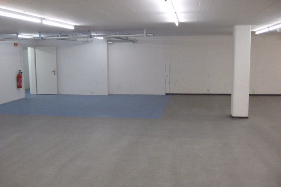 Storage space of 152 m2 for rent near the station, av. de la Gare, 1950 Sion, VS, CH